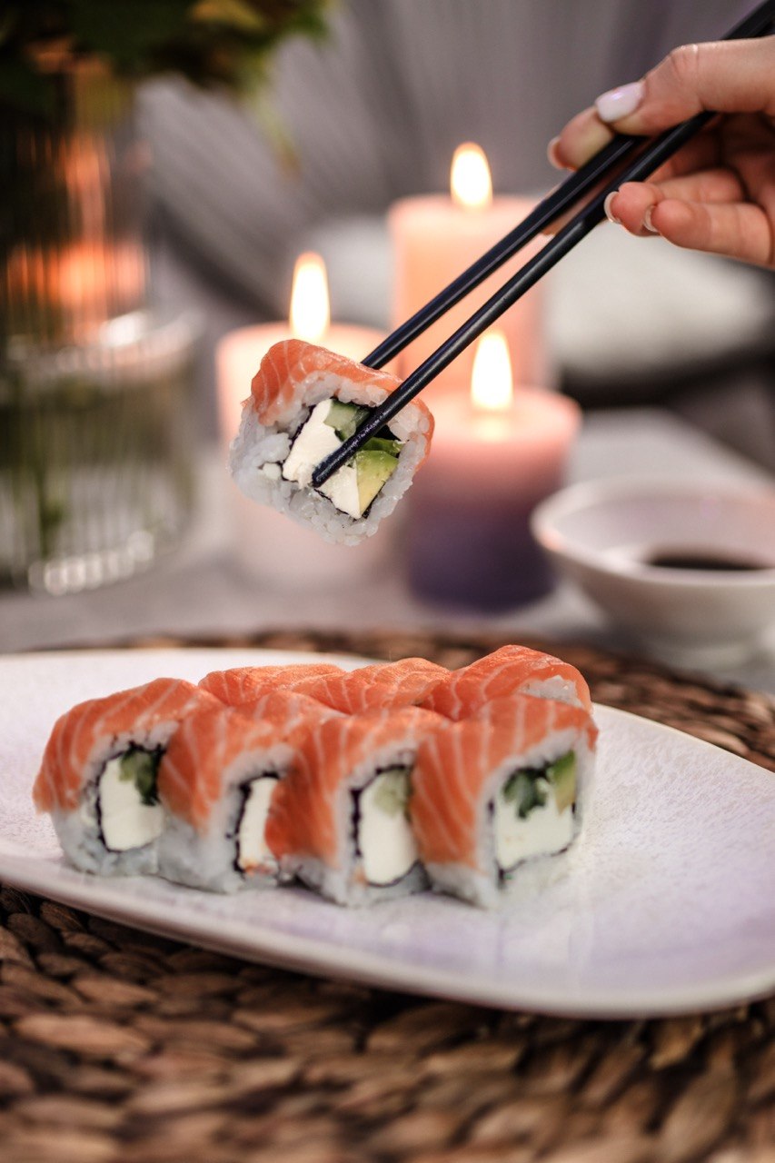 Wie man Sushi richtig isst: Etikette und Technik der Essstäbchen-Nutzung